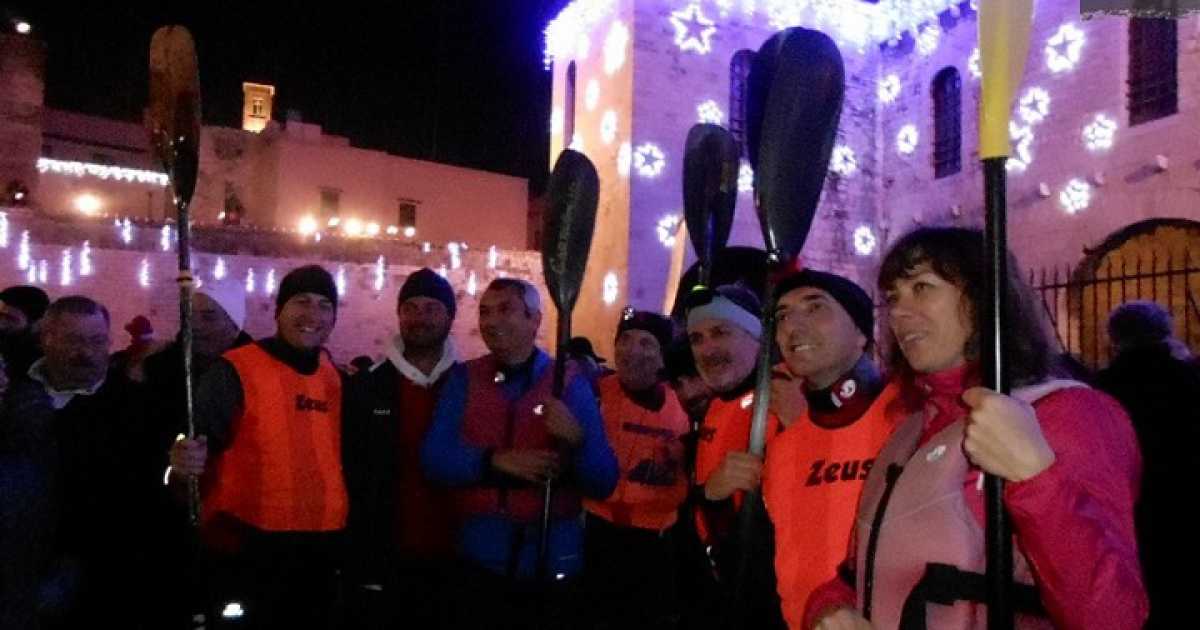 Bari, traversata di notte in canoa: il tributo a San Nicola dei ''Cavalieri del mare'' 